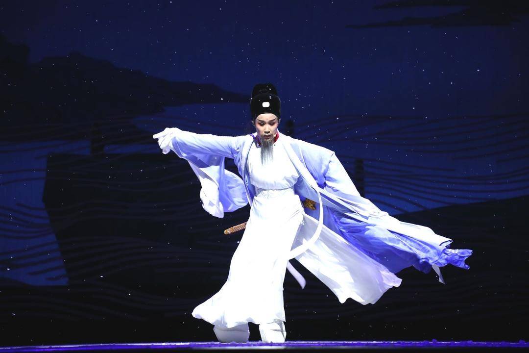 在舞臺,打開我們的“文化故鄉(xiāng)”